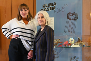 Saskia Benthack und Dr. Ursula Warnke im Open Space vor der Vitrine mit den gefundenen Stücken
