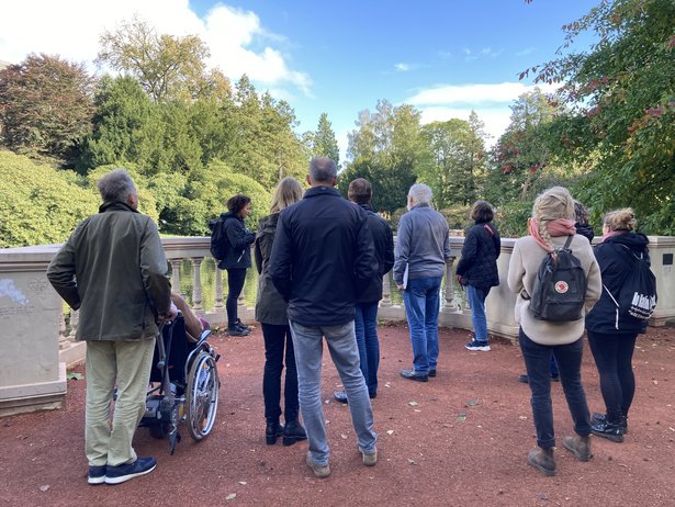 eine Gruppe von Leuten im Schlossgarten